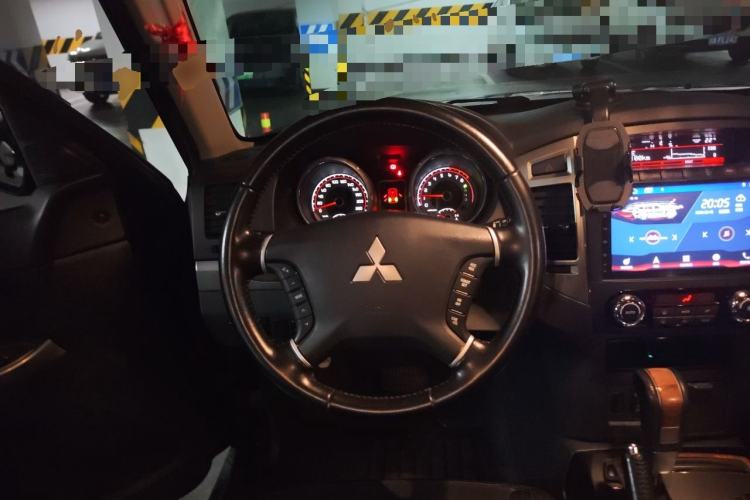 Used Mitsubishi Pajero 2019 3.0L Automatic Comfort Edition Steering Wheel