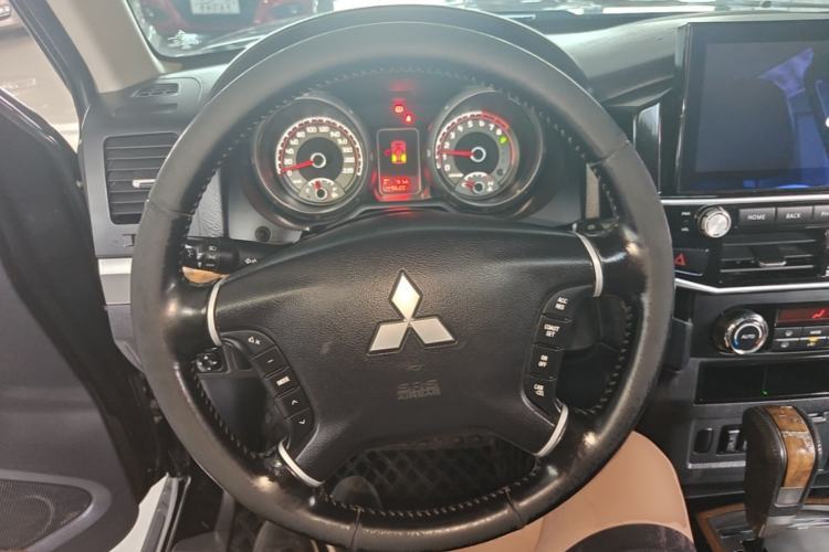 Used Mitsubishi Pajero 2019 3.0L Automatic Comfort Edition Steering Wheel