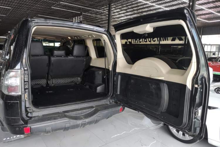 Used Mitsubishi Pajero 2019 3.0L Automatic Standard Edition Trunk