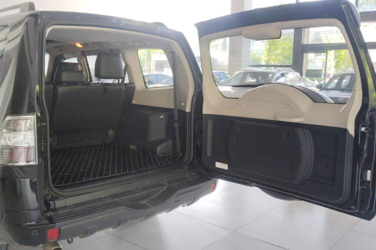 Used Mitsubishi Pajero 2019 3.0L Automatic Standard Edition Trunk