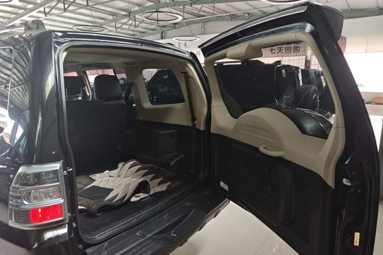 Used Mitsubishi Pajero 2019 3.0L Automatic Comfort Edition Trunk