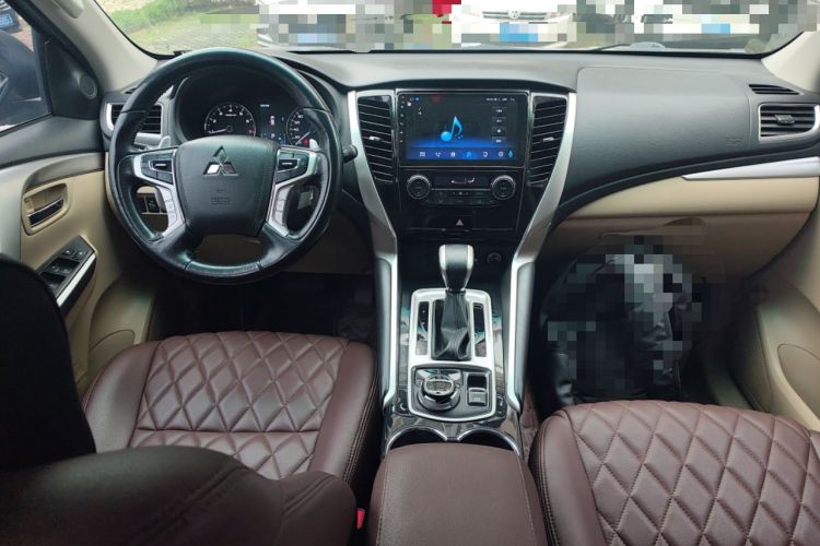 Used Mitsubishi Pajero 2019 3.0L Automatic Standard Edition Center Console