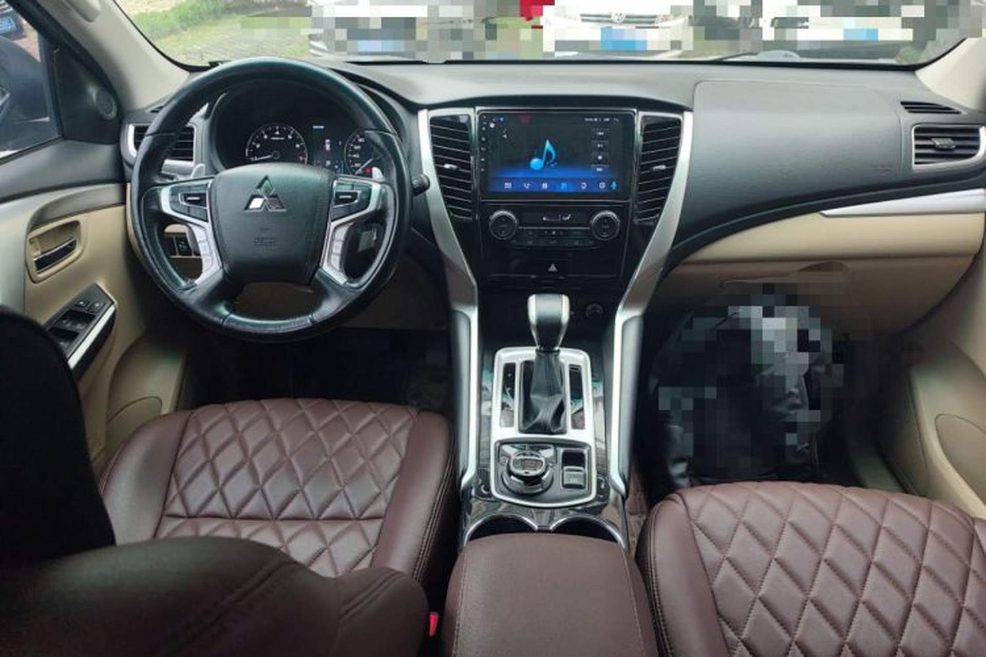 Used Mitsubishi Pajero 2019 3.0L Automatic Standard Edition Center Console