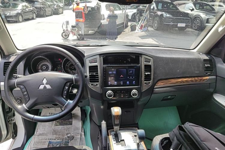 Used Mitsubishi Pajero 2019 3.0L Automatic Comfort Edition Center Console