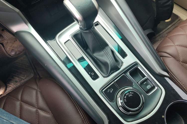 Used Mitsubishi Pajero 2019 3.0L Automatic Standard Edition Gear Lever