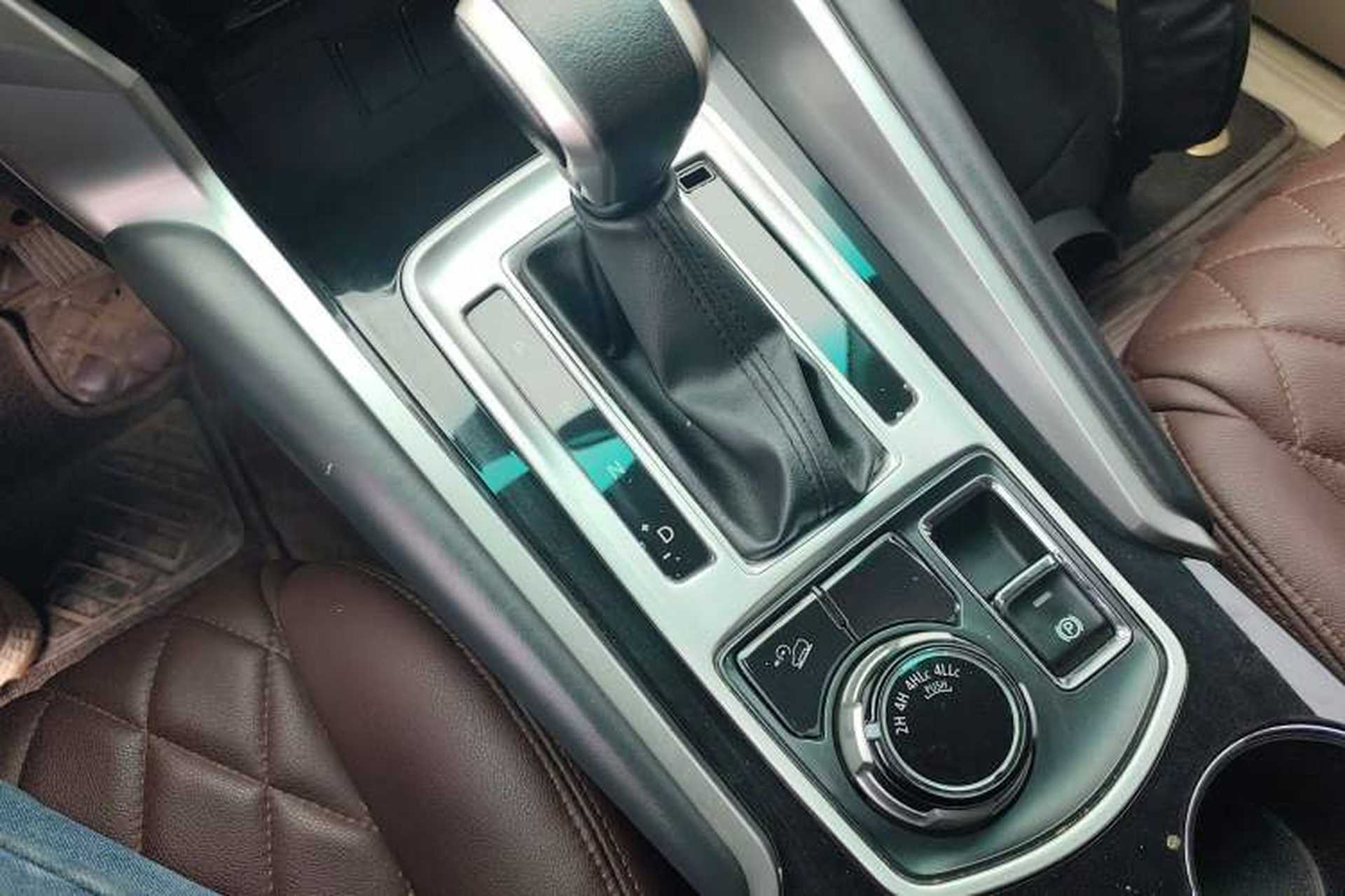 Used Mitsubishi Pajero 2019 3.0L Automatic Standard Edition Gear Lever