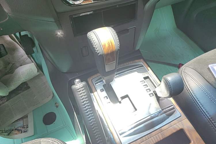 Used Mitsubishi Pajero 2019 3.0L Automatic Comfort Edition Gear Lever