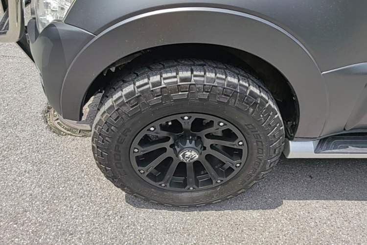 Used Mitsubishi Pajero 2019 3.0L Automatic Comfort Edition Left Front Wheel Hub