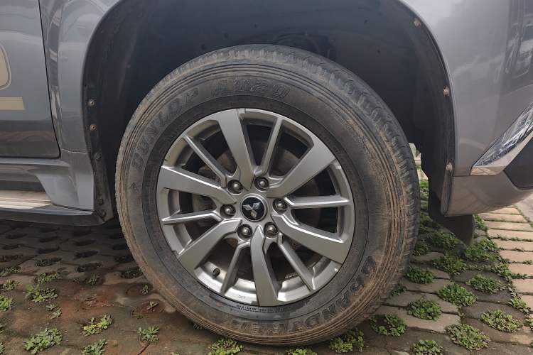 Used Mitsubishi Pajero 2019 3.0L Automatic Standard Edition Right Front Wheel Hub