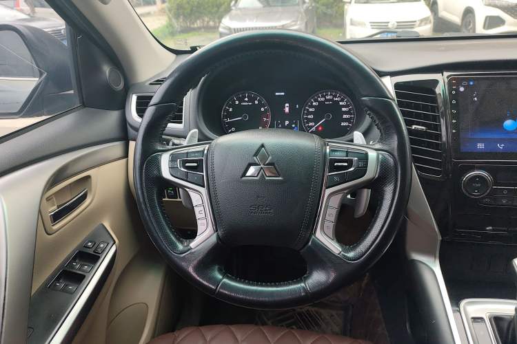 Used Mitsubishi Pajero 2019 3.0L Automatic Standard Edition Steering Wheel