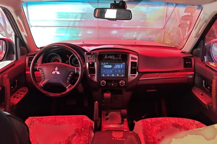 Used Mitsubishi Pajero 2019 3.0L Automatic Prestige Edition Center Console