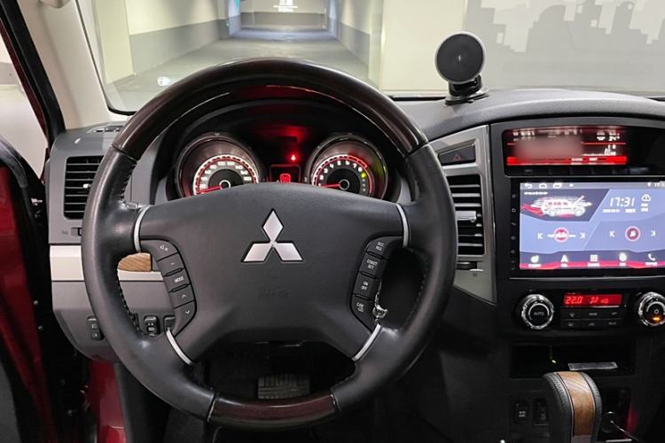 Used Mitsubishi Pajero 2019 3.0L Automatic Prestige Edition Interior 9