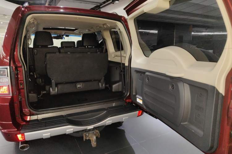 Used Mitsubishi Pajero 2019 3.0L Automatic Prestige Edition Trunk
