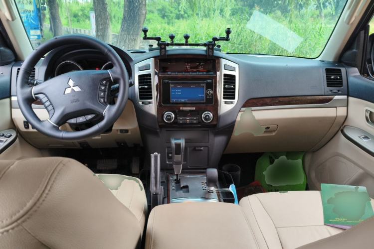 Used Mitsubishi Pajero  Center Console