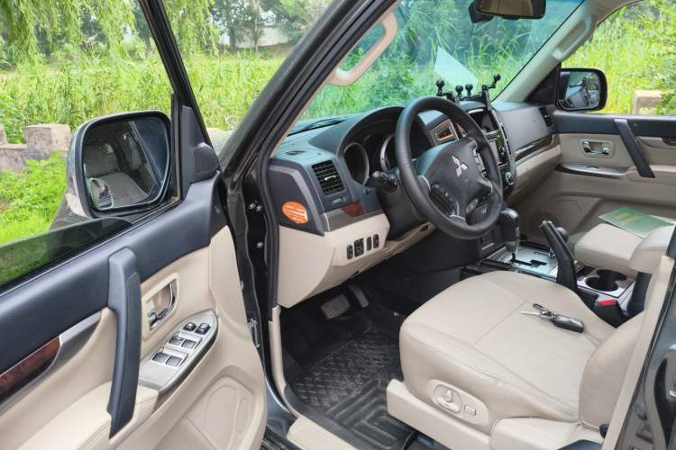 Used Mitsubishi Pajero  Driver Seat