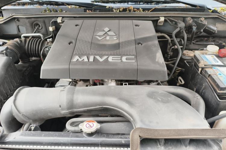 Used Mitsubishi Pajero  Engine Bay