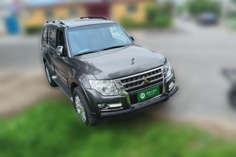 Used Mitsubishi Pajero  Front Right 45 Deg