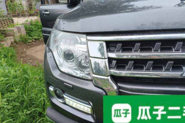 Used Mitsubishi Pajero  Right Front Headlight