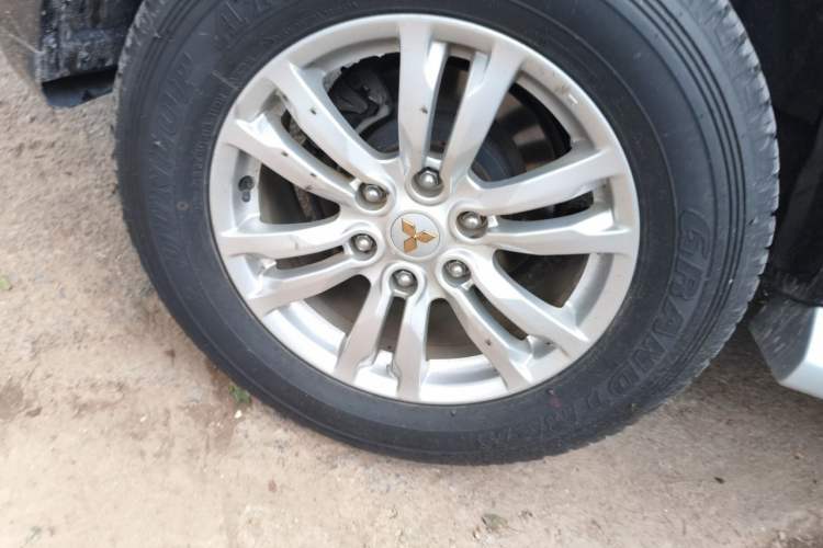 Used Mitsubishi Pajero  Right Front Wheel Hub