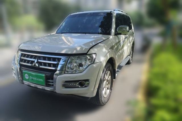 Used Mitsubishi Pajero 3.0 Petrol Automatic 7-Seater, No Sunroof