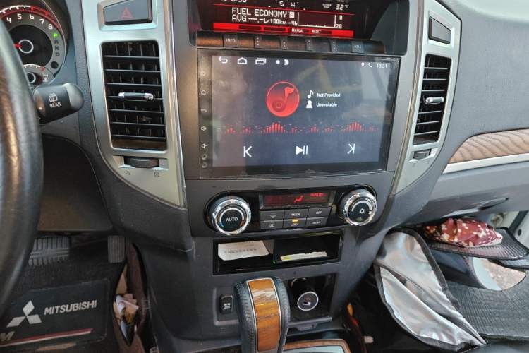 Used Mitsubishi Pajero 2019 3.0L Automatic Prestige Edition Audio And AC Panel