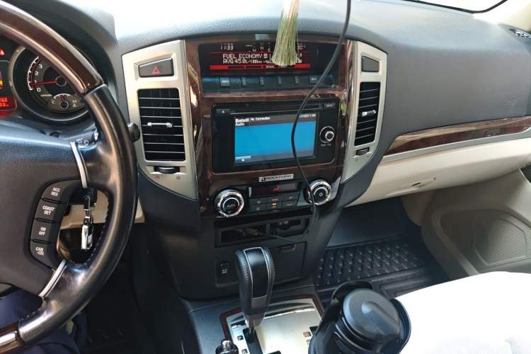 Used Mitsubishi Pajero 2019 V97 3.8L 5-Door GLS Middle East Edition Audio And AC Panel
