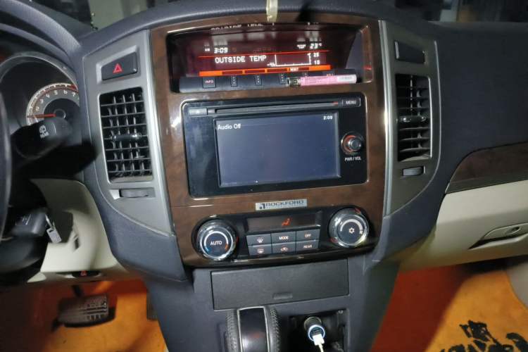 Used Mitsubishi Pajero  Audio And AC Panel
