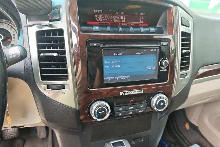 Used Mitsubishi Pajero  Audio And AC Panel