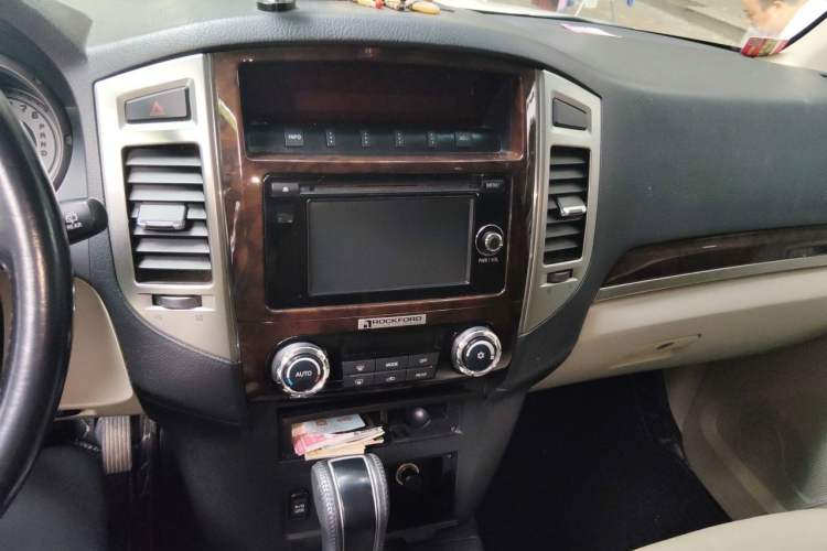 Used Mitsubishi Pajero 2019 V97 3.8L 5-Door GLS Middle East Edition Audio And AC Panel