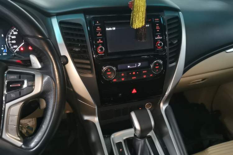 Used Mitsubishi Pajero 2019 3.0L Automatic Standard Edition Audio And AC Panel