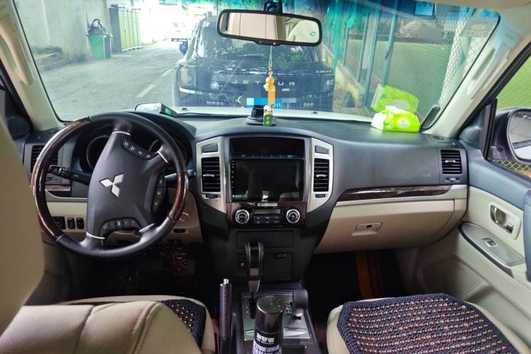 Used Mitsubishi Pajero  Center Console