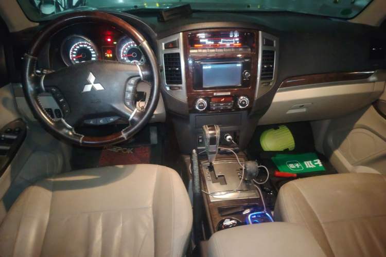 Used Mitsubishi Pajero  Center Console