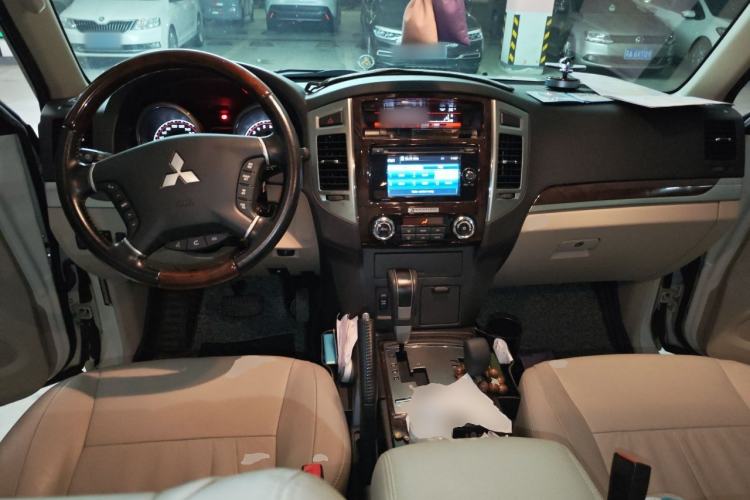 Used Mitsubishi Pajero 2019 V97 3.8L 5-Door GLS Sunroof Dual Differential – Middle East Center Console