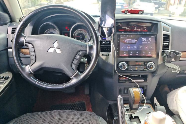 Used Mitsubishi Pajero 2019 3.0L Automatic Comfort Edition Center Console