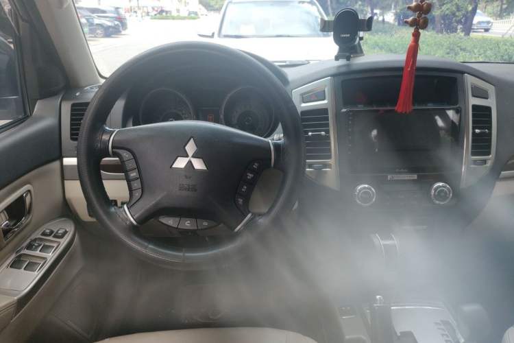 Used Mitsubishi Pajero 2019 3.0L Automatic Prestige Edition Center Console