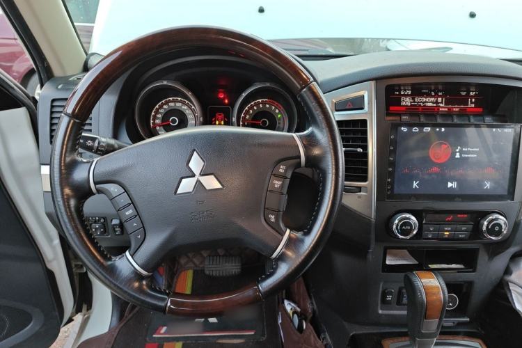Used Mitsubishi Pajero 2019 3.0L Automatic Prestige Edition Center Console
