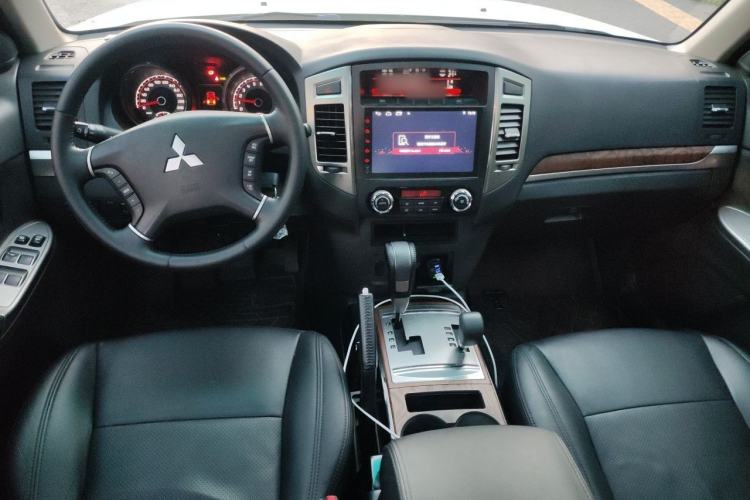 Used Mitsubishi Pajero 2019 3.0L Automatic Comfort Edition Center Console