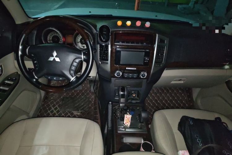Used Mitsubishi Pajero 2019 V97 3.8L 5-Door GLS Sunroof Dual Differential – Middle East Center Console