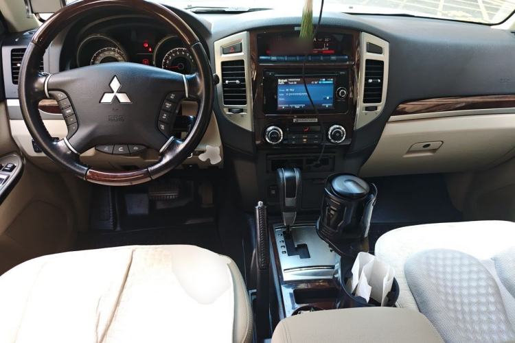 Used Mitsubishi Pajero 2019 V97 3.8L 5-Door GLS Middle East Edition Center Console