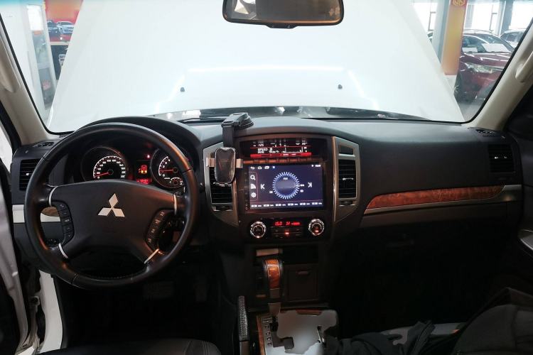 Used Mitsubishi Pajero 2019 3.0L Automatic Luxury Edition Center Console