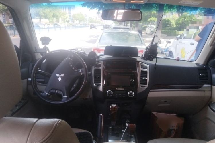 Used Mitsubishi Pajero 2019 V97 3.8L 5-Door GLS Middle East Edition Center Console