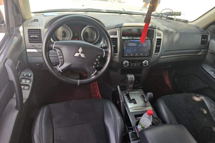 Used Mitsubishi Pajero 2019 3.0L Automatic Comfort Edition Center Console