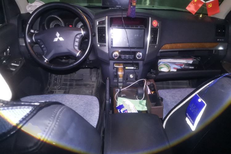 Used Mitsubishi Pajero 2019 3.0L Automatic Standard Edition Center Console