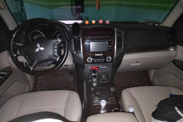 Used Mitsubishi Pajero 2019 V97 3.8L 5-Door GLS Middle East Edition Center Console