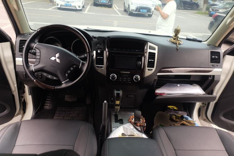 Used Mitsubishi Pajero 2019 V97 3.8L 5-Door GLS Sunroof Dual Differential – Middle East Center Console