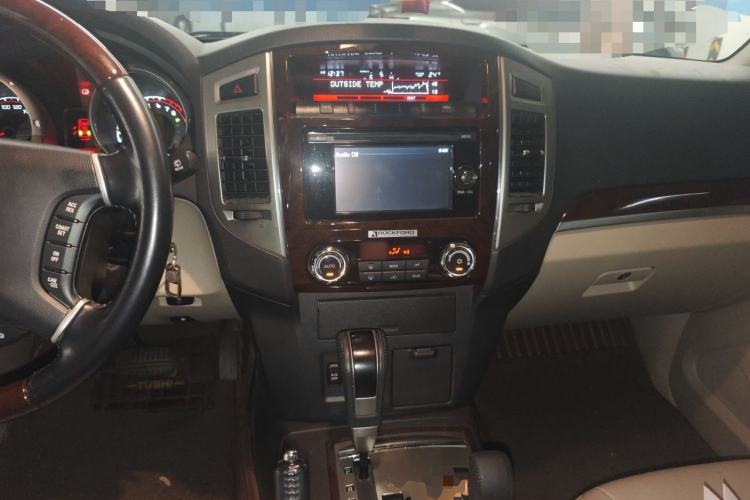 Used Mitsubishi Pajero  Center Console