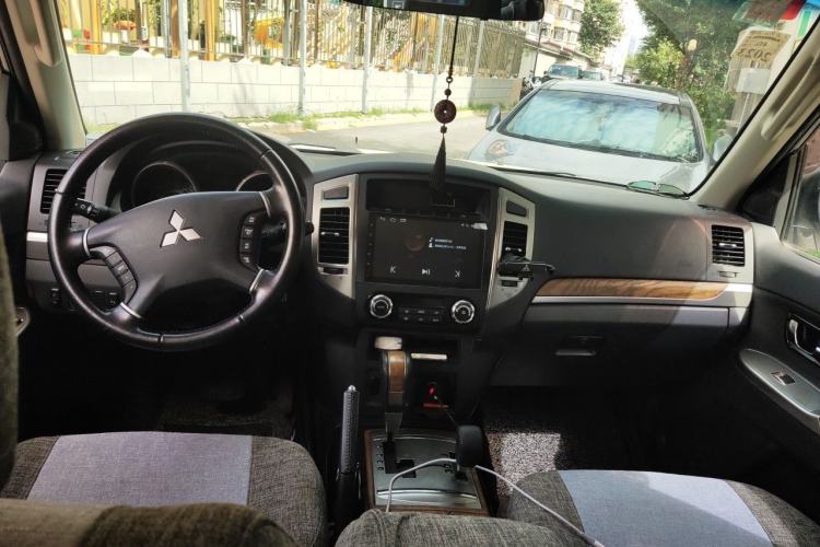 Used Mitsubishi Pajero 2019 3.0L Automatic Standard Edition Center Console