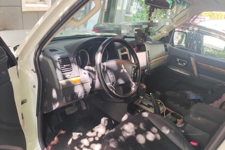 Used Mitsubishi Pajero 2019 3.0L Automatic Comfort Edition Center Console