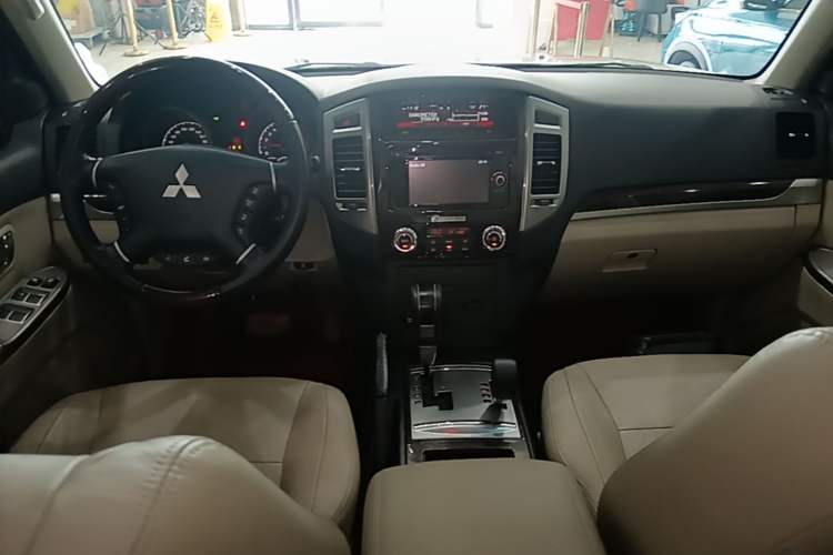 Used Mitsubishi Pajero 2019 V97 3.8L 5-Door GLS Sunroof Dual Differential – Middle East Center Console