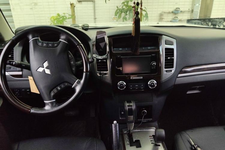 Used Mitsubishi Pajero 2019 V97 3.8L 5-Door GLS Sunroof Dual Differential – Middle East Center Console